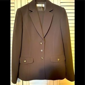 👩🏼‍💻💼 Tahari Arthur S Levine suit